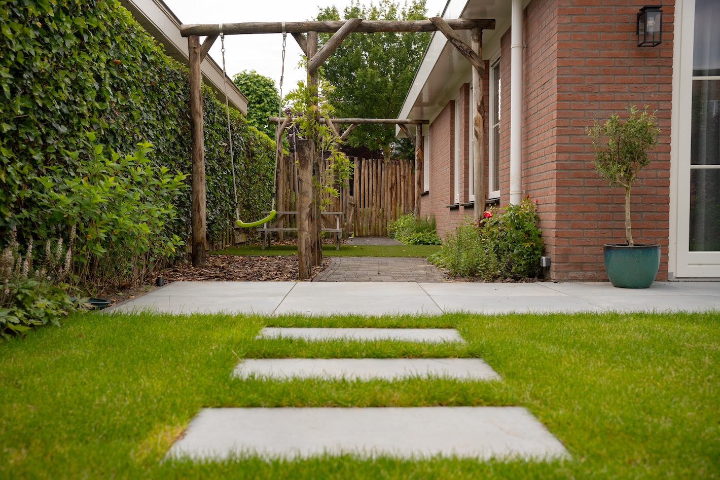 Detail van een nieuwe houten schutting, geplaatst door Snijers Tuinen tijdens een tuinrenovatie in Zeewolde.