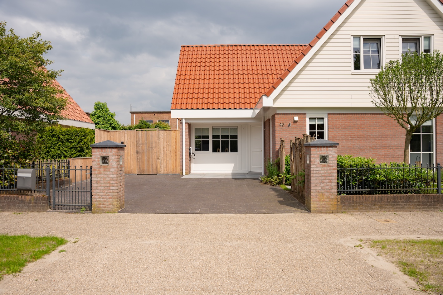 Ruime oprit met bestrating, onderdeel van een tuinrenovatie door Snijers Tuinen in Zeewolde."